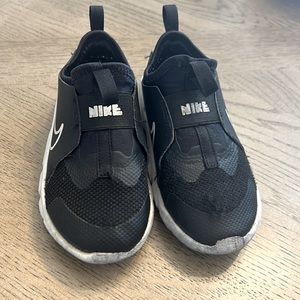 Black and white Nike flex runner 2